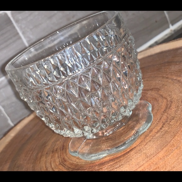 Indiana Glass Sugar Candy Bowl Diamond Cut Pattern with scalloped pedestal base - Picture 10 of 10